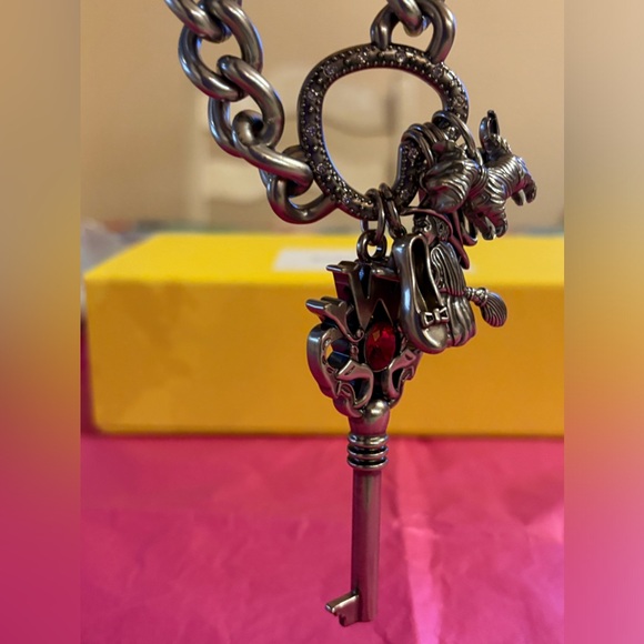 🔑🧙‍♀️🐶 MARC JACOBS X WIZARD OF OZ CHARM SHOULDER STRAP 🐶🧙‍♀️🔑 NWT 🧙‍♀️🔑 - Picture 10 of 16